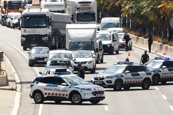 epaselect epa11536284 Catalan regional police force Mossos d&#039;Esquadra stop vehicles at a roadblock in Barcelona, Spain, 08 August 2024. Catalonia police were searching for former regional preside ...