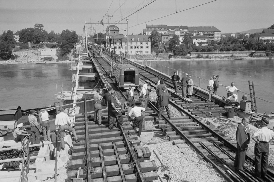 11. August 1962: Brückenverschiebung, Eisenbahnbrücke Basel.&nbsp;<br data-editable="remove">