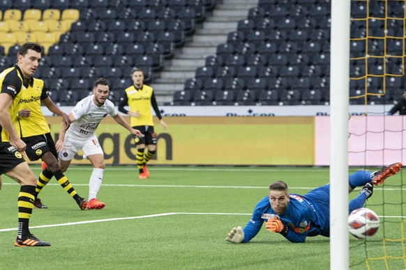 YB Torhueter David von Ballmoos, rechts, ist geschlagen, Servettes Alex Schalk, links, trifft zum 0-1 im Fussball Meisterschaftsspiel der Super League zwischen den Berner Young Boys und Genfs Servette ...