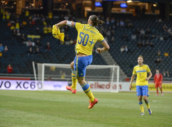 Was auf der Vorderseite des Trikots von Ibrahimovic steht, lesen Sie hier.