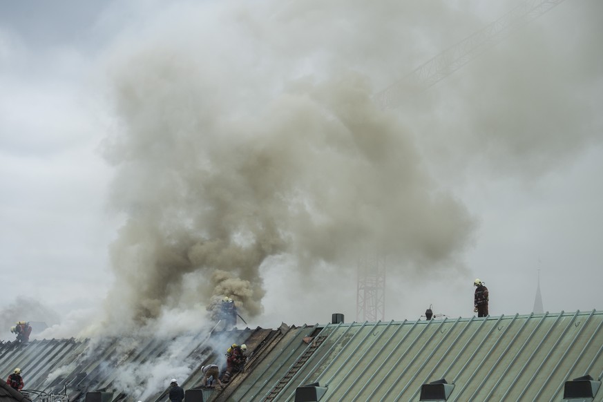 Feuerwehrmaenner versuchen bei starker Rauchbildung einen Brand im Gebaeude der UBS im Kreis 1 zu loeschen, aufgenommen am Donnerstag, 26. April 2018 in Zuerich. (KEYSTONE/Ennio Leanza)