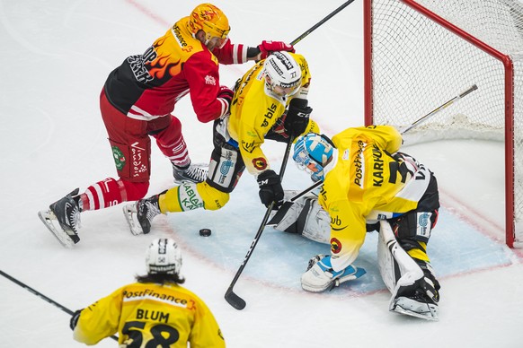 Le top scorer lausannois Dustin Jeffrey, gauche, lutte pour le puck avec le defenseur bernois Yanik Burren, centre, et le gardien bernois Tomi Karhunen, droite, lors de la rencontre du championnat sui ...