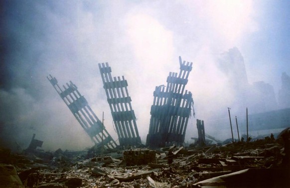 USA SEPT11 ANSCHLAG WORLD TRADE CENTER
Die Überreste des World Trade Centers stehen inmitten der Trümmer nach dem Terroranschlag auf das Gebäude in New York, USA, Dienstag, 11. September 2001. (KEYSTO ...