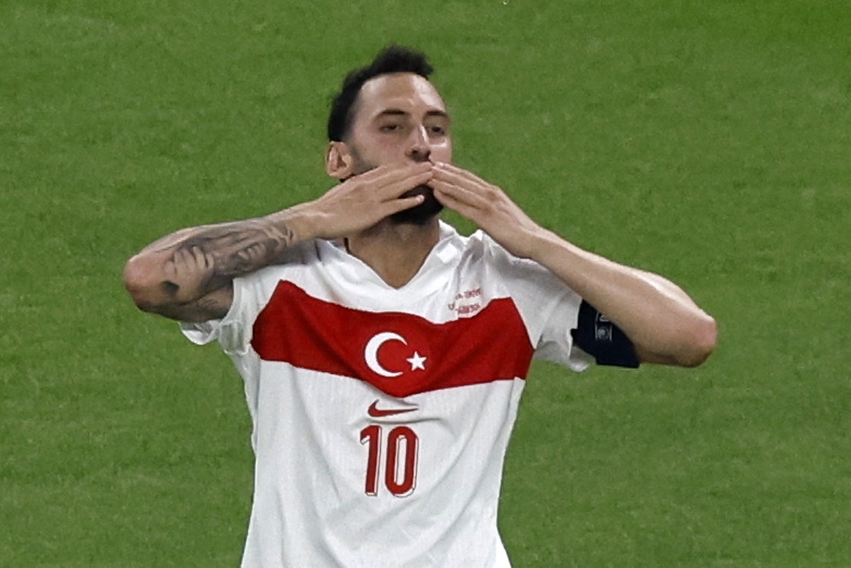 epa11440353 Hakan Calhanoglu of Turkey celebrates after scoring the 0-1 goal during the UEFA EURO 2024 group F soccer match between Czech Republic and Turkey, in Hamburg, Germany, 26 June 2024. EPA/RO ...