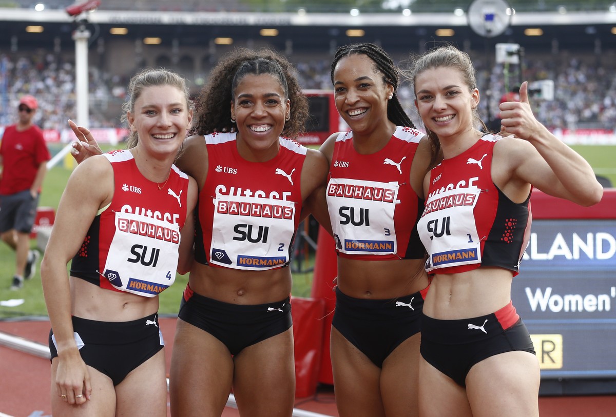 epa10044219 Switzerland's team, (L-R) Ajla Del Ponte, Mujinga Kambundji, Salome Kora and Geraldine Frey, celebrates winning the Women's 4x100m relay competition at the Diamond League Athleti ...