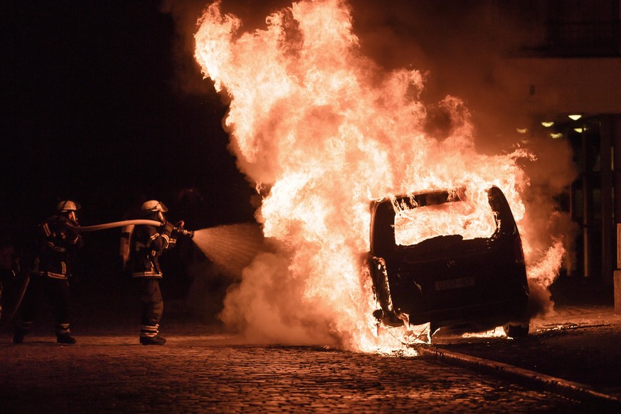epa06260375 YEARENDER 2017 JULY
Firefighters extinguish the fire of a burning car during riots at the G20 summit in Hamburg, Germany, 08 July 2017. The G20 Summit (or G-20 or Group of Twenty) is an in ...