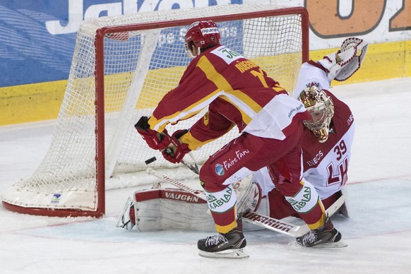 Tigers Stefan Rueegsegger, links, bezwingt Lausannes Goalie Cristobal Huet, zum 2:0, waehrend dem Meisterschaftsspiel der National League zwischen den SCL Tigers und dem Lausanne HC, am Samstag, 18. N ...