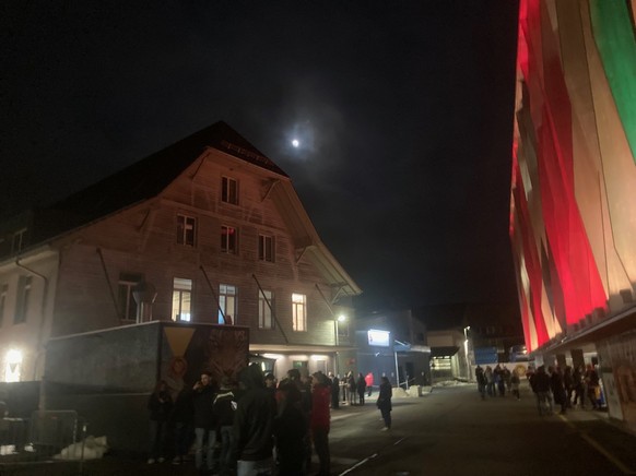 Vollmond über Langnaus Hockey-Tempel.