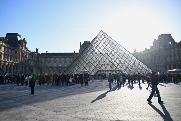 People queue to enter the Louvre museum, Thursday, Oct. 30, 2025 in Paris. (AP Photo/Emma Da Silva)
France Louvre