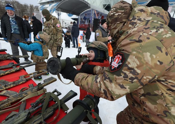 Nicht mehr genug Freiwillige: Am Tag der «Verteidiger des Vaterlandes» wird diesen russischen Kindern in Krasnogorsk (nahe Moskau) der Waffengebrauch schmackhaft gemacht.