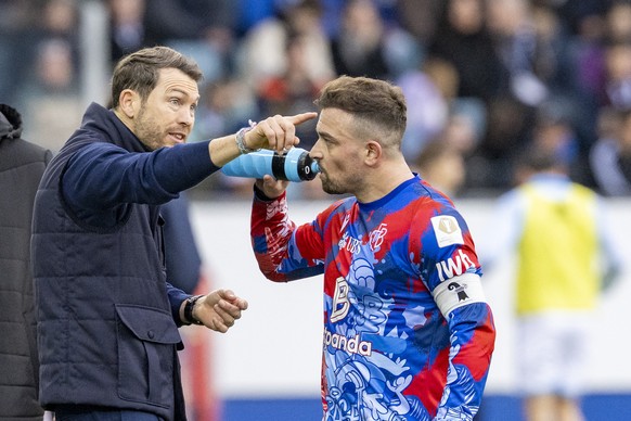 Trainer Stephan Lichtsteiner, links, und Xherdan Shaqiri, rechts, von Basel diskutieren beim Super League Meisterschaftsspiel zwischen dem FC Luzern und dem FC Basel vom Sonntag, 22. Februar 2026 in L ...