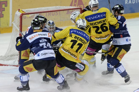 Viel Betrieb vor Tobias Stephan – der Zug-Goalie bleibt jedoch cool und feiert einen Shut-out.