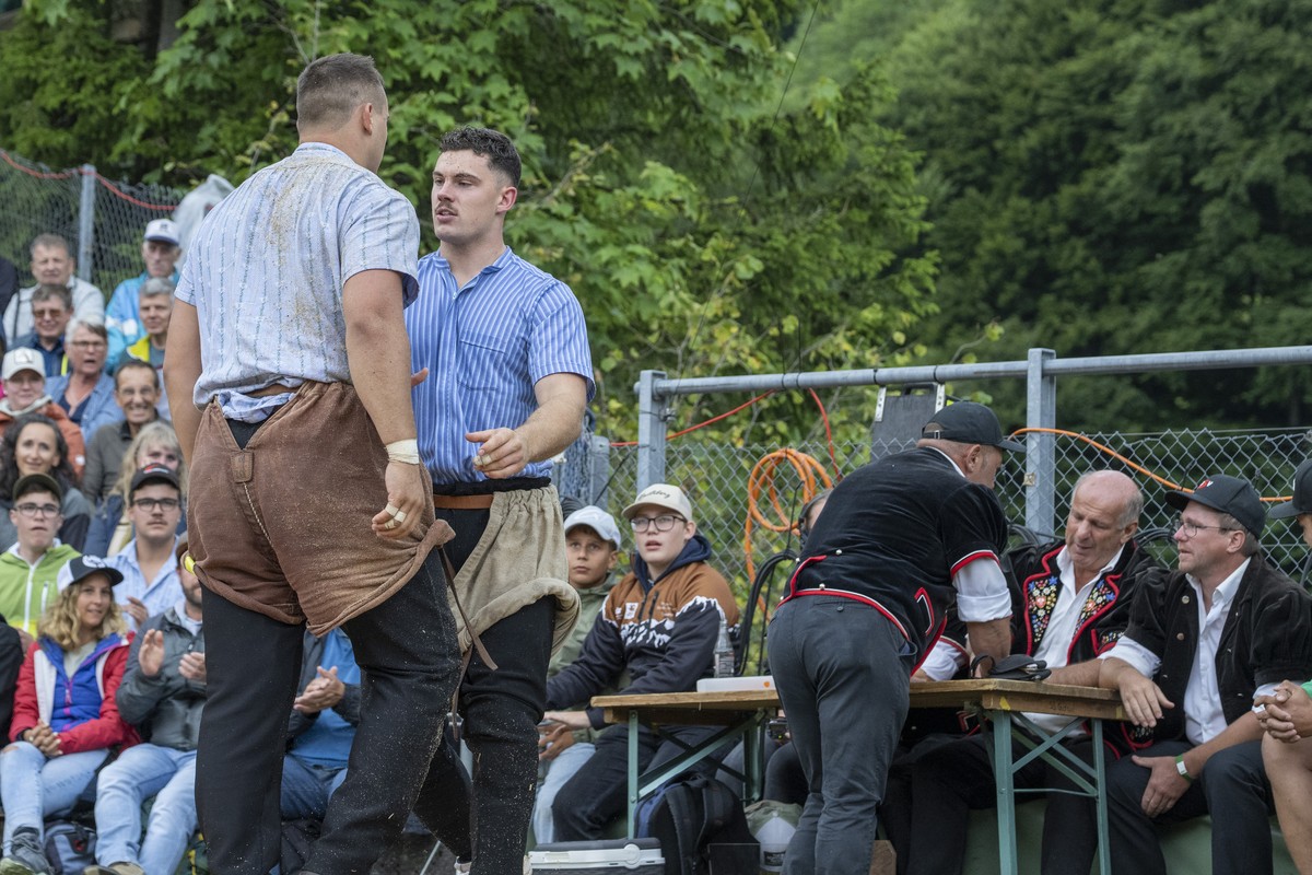 Jonas Amrhyn, rechts, und Werner Schlegel, links, im 4. Gang beim Bruenig Schwinget am Sonntag, 26. Juli 2026 auf dem Bruenig Pass. (KEYSTONE/Urs Flueeler)