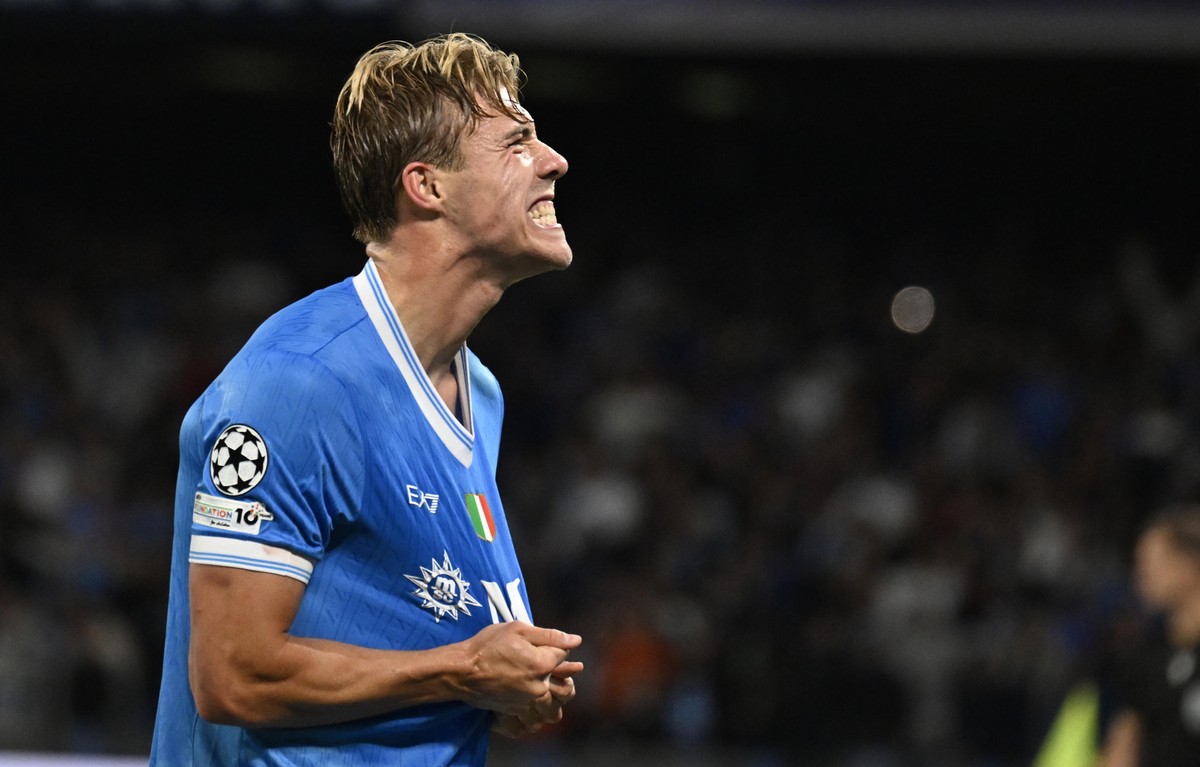 epa12422094 Napoli's forward Rasmus Hojlund celebrates after scoring a goal during the UEFA Champions League league phase soccer match between SSC Napoli and Sporting CP in Naples, Italy, 01 Octo ...