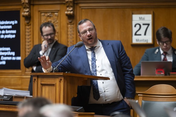 Philipp Matthias Bregy, Mitte-VS, stellt eine Frage waehrend der Debatte um die Korrektur der Praxisaenderung in Bezug auf Asylgesuche von Afghaninnen, am ersten Tag der Sommersession der Eidgenoessis ...