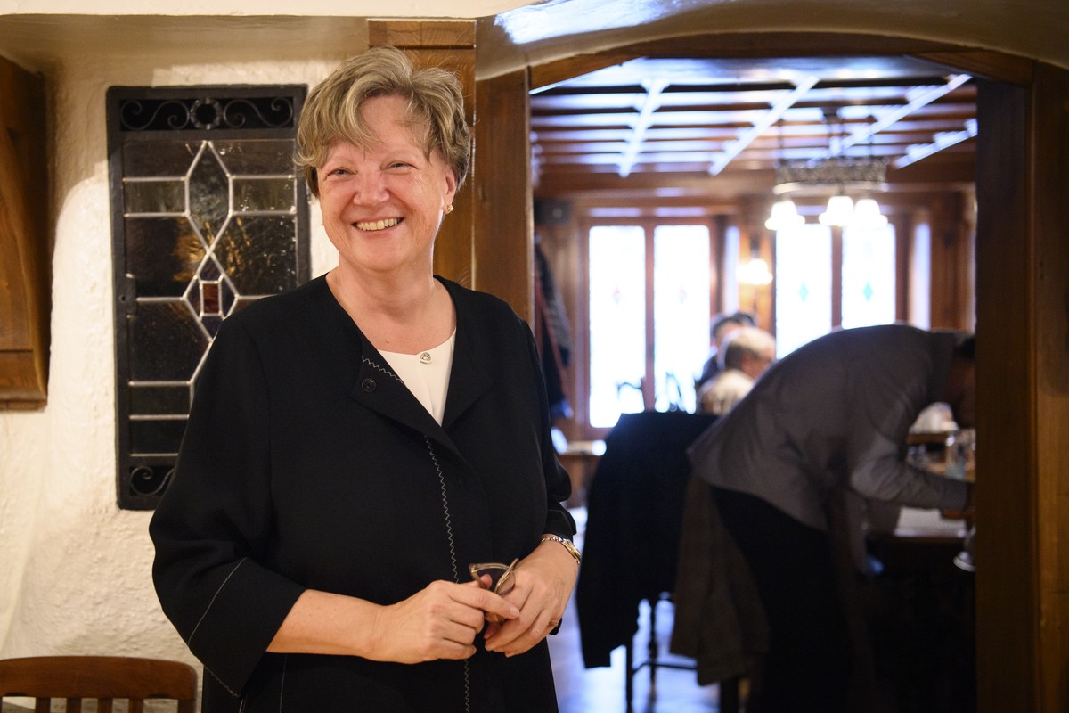 Isabelle Chassot, candidate du parti Le Centre sourit lors de l'annonce des resultats du premier tour de l'election complementaire au Conseil des Etats du canton de Fribourg ce dimanche 26 s ...