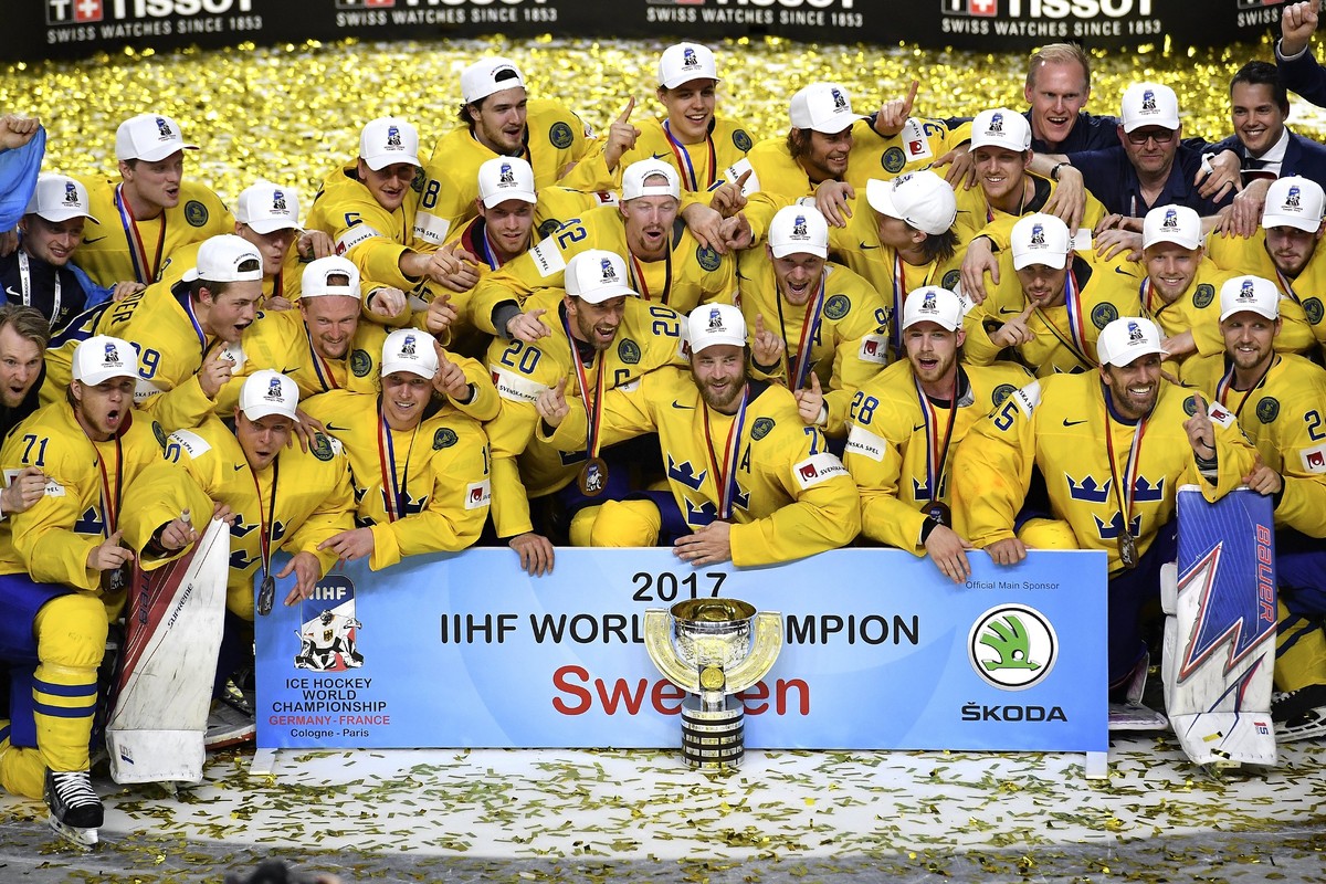 epa05980450 The team of Sweden poses for the media after winning the 2017 IIHF Ice Hockey World Championship final between Canada and Sweden in Cologne, Germany, 21 May 2017. EPA/SASCHA STEINBACH