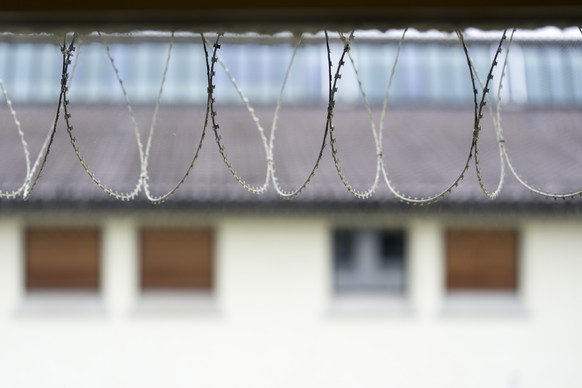 Ansicht von Fenstern und mit Maschendrahtzaun gesicherten Dachs der Geschlossenen Abteilung bei einer Medienfuehrung durch das Massnahmenzentrum Uitikon (MZU) des Kanton Zuerich am Mittwoch, 15. April ...