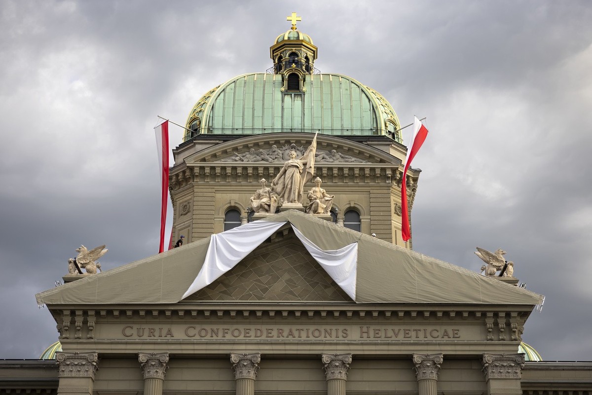 Das Kunstwerk "Tilo" im Giebelfeld, dem Tympanon des Bundeshauses, wird am oeffentlichen Festakt zum 175. Geburtstag der Bundesverfassung und somit der modernen Schweiz puenktlich um 18 Uhr  ...