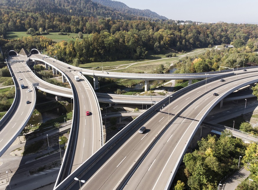 ARCHIVBILD --- ZUM TAGESGESCHAEFT DER FRUEHJAHRSSESSION AM DONNERSTAG, 21. MAERZ 2019, STELLEN WIR IHNEN FOLGENDES THEMENBILD ZUR VERFUEGUNG -- Drohnenaufnahme auf das Autobahn-Dreieck Zuerich West, a ...