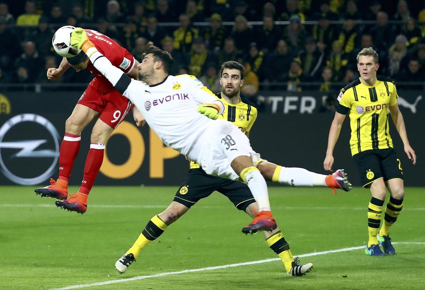 Football Soccer - Borussia Dortmund v FC Bayern Munich - German Bundesliga - Signal Iduna Park, Dortmund, Germany - 19/11/16 - Dortmund&#039;s Roman Buerki in action with Munich&#039;s Robert Lewandow ...