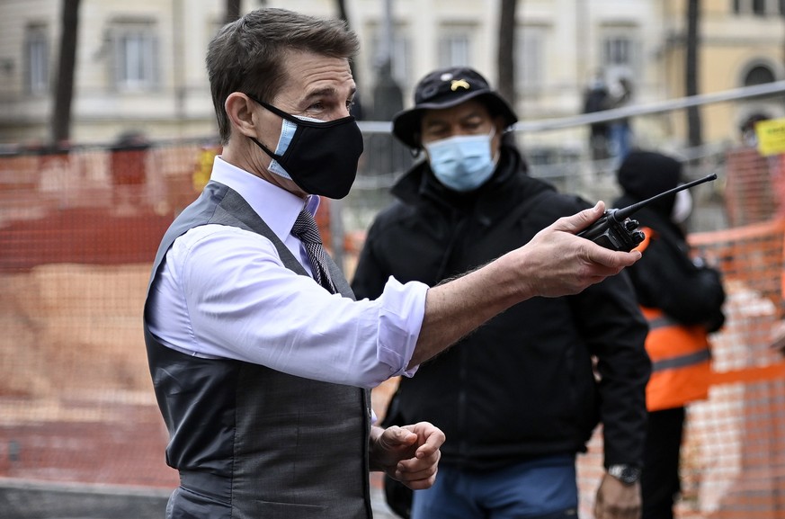 epa08850488 US actor Tom Cruise greets fans during the shooting of Mission Impossible 7 at Piazza Venezia in Rome, Italy, 29 November 2020. EPA/Riccardo Antimiani