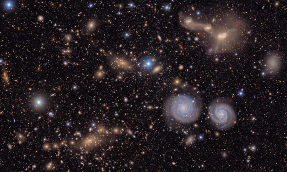Ein riesiger Galaxienhaufen, darunter Spiralgalaxien im riesigen Virgo-Haufen, der etwa 100 Milliarden Mal so groß ist wie die Milchstraße.