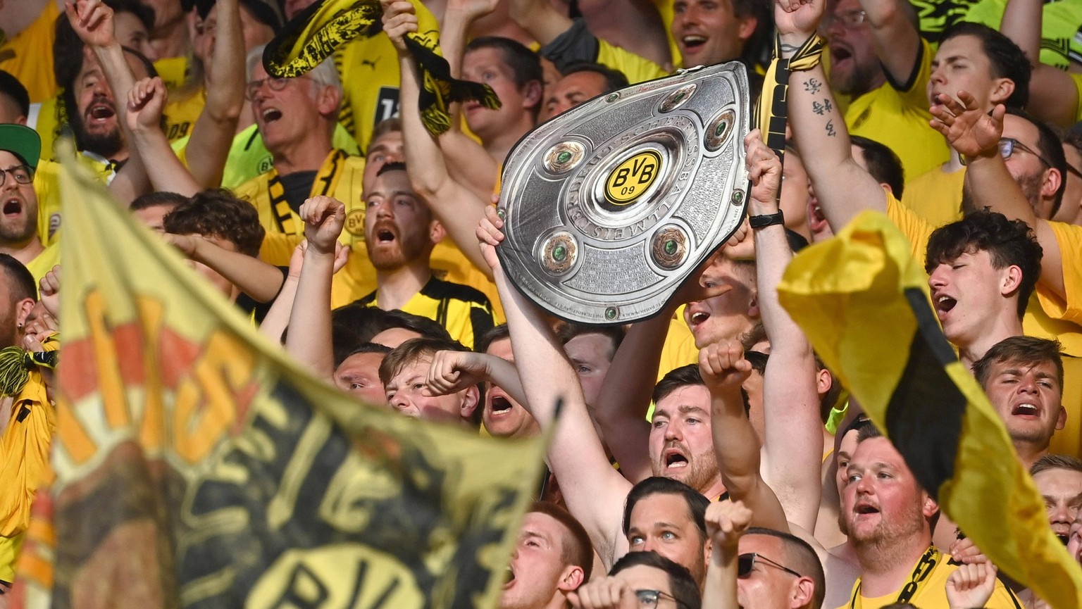 Dortmund Fans,Fussballfans mit Schale,Meisterschale. Fussball 1. Bundesliga Saison 2022/2023, 33.Spieltag, Spieltag33, FC Augsburg - Borussia Dortmund 0-3 am 21.05.2023, WWK ARENA Augsburg. *** Dortmu ...