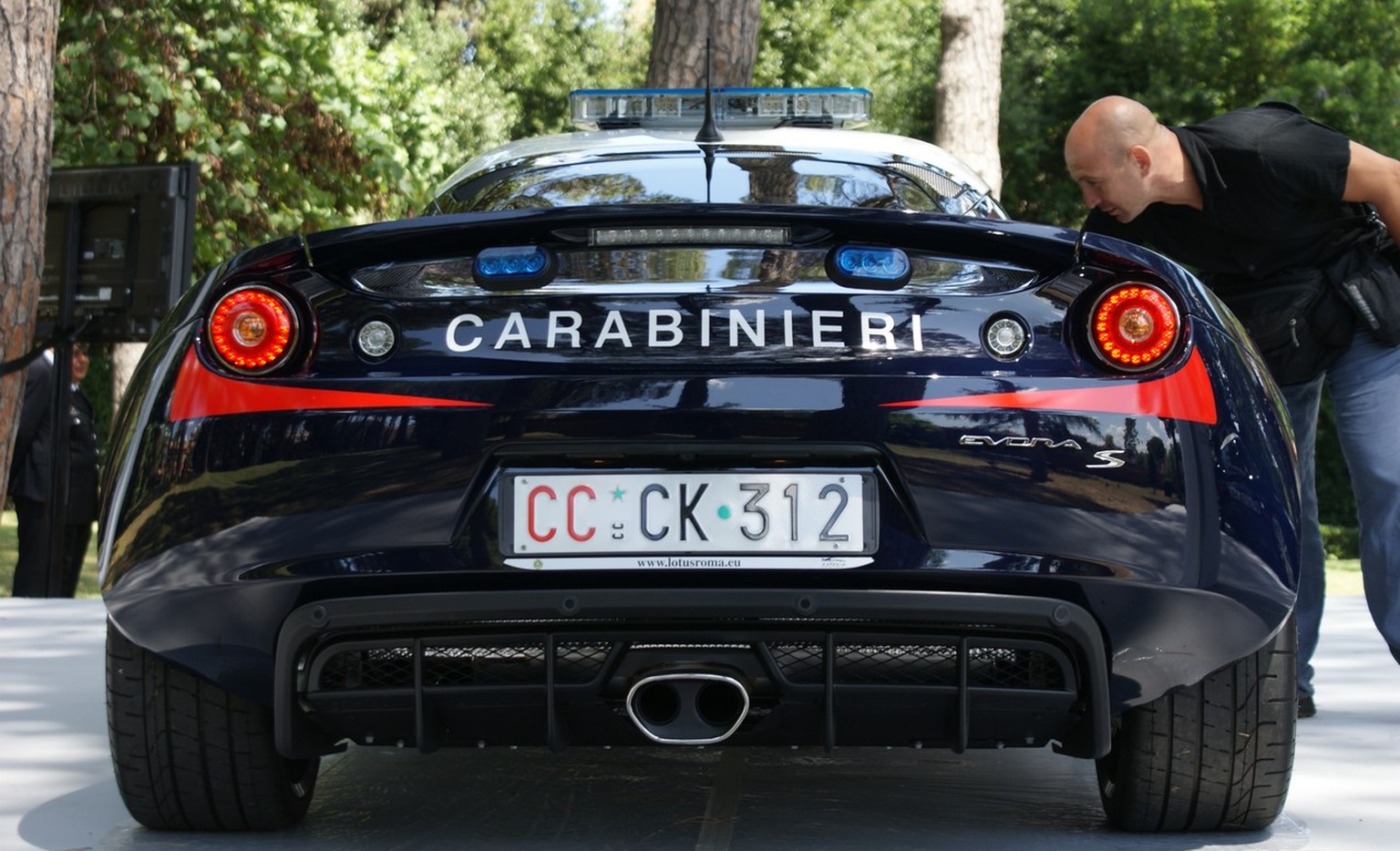 Schicke Stiefel, schnelle Autos: Die Carabinieri stylisch wie eh und je.