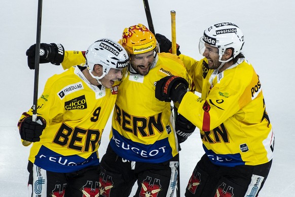 Berns Mika Henauer, Vincent Praplan und Simon Moser, von links, feiern den Treffer zum 4:2 im Eishockey Meisterschaftsspiel der National League zwischen dem EHC Biel und dem SC Bern, am Dienstag, 20.  ...