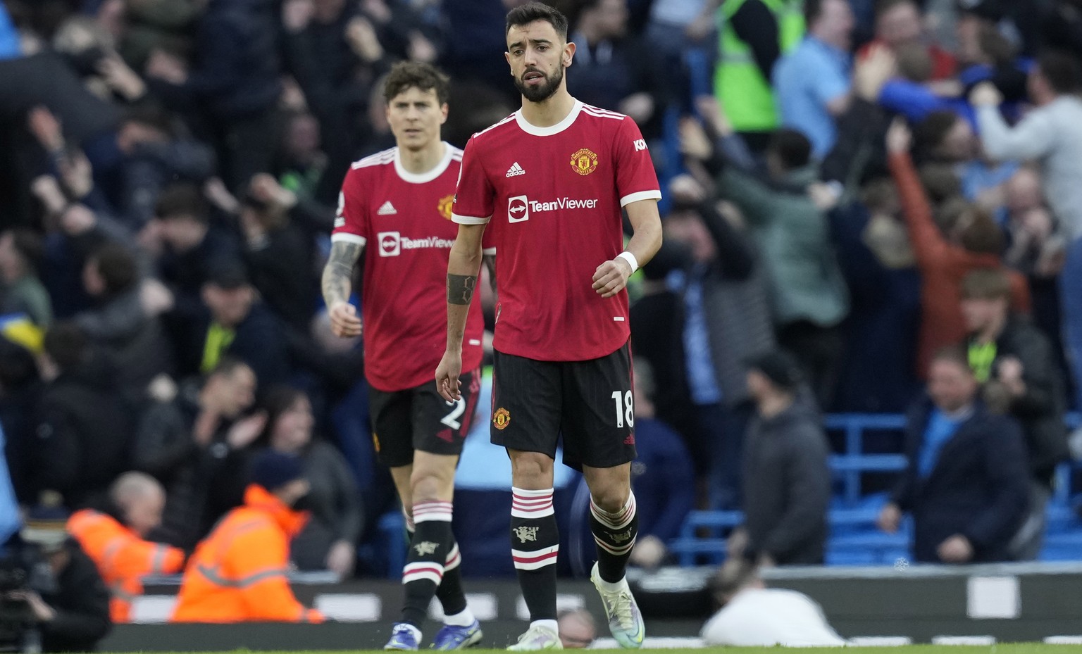 epa09805976 Victor Lindelof (L) and Bruno Fernandes of Manchester United react following a goal during the English Premier League soccer match between Manchester City and Manchester United in Manchest ...