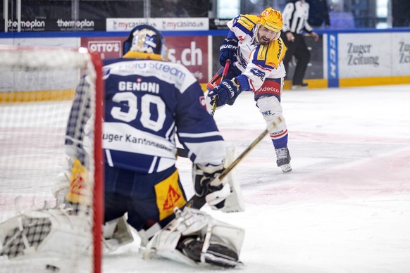 Zuerichs PostFinance Top Scorer Denis Hollenstein, rechts, im Spiel gegen Zugs Leonardo Genoni, links, im Eishockey Spiel der National League zwischen dem EV Zug und ZSC Lions am Dienstag, 26. Januar  ...