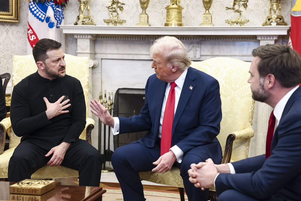 epaselect epa11930794 Ukrainian President Volodymyr Zelensky (L) talks with US President Donald Trump (C) and US Vice President JD Vance (R) in the Oval Office of the White House in Washington, DC, US ...