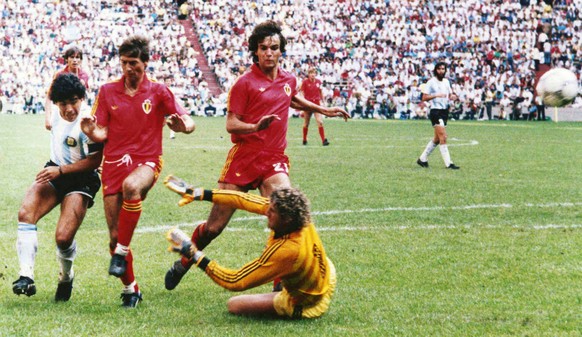 Diego Maradona zerstört 1986 im WM-Halbfinal den belgischen Traum.
