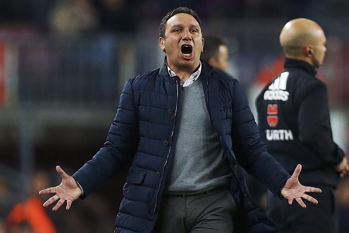 epa05753190 Real Sociedad's head coach Eusebio Sacristan gives instructions to his players against FC Barcelona during their King's Cup quarter finals second leg match played at Camp Nou sta ...
