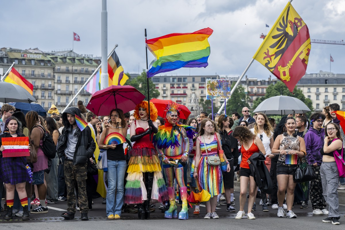 epa12162482 People take part in a march in the streets for the rights of the LGBTIQ+ community during the major Romandie Pride March event in Geneva, Switzerland, 07 June 2025. EPA/MARTIAL TREZZINI