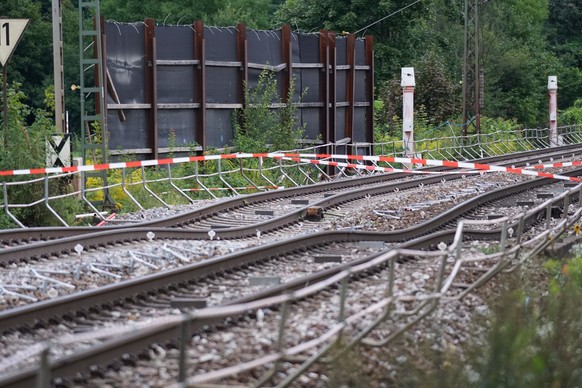 ARCHIVBILD ZUM ANHALTENDEN UNTERBRUCH DER RHEINTALBAHN, AM DIENSTAG, 5. SEPTEMBER 2017 - Abgesenkte Bahn-Gleise sind am 12.08.2017 auf der Strecke zwischen Karlsruhe und Baden-Baden bei Raststatt Nied ...