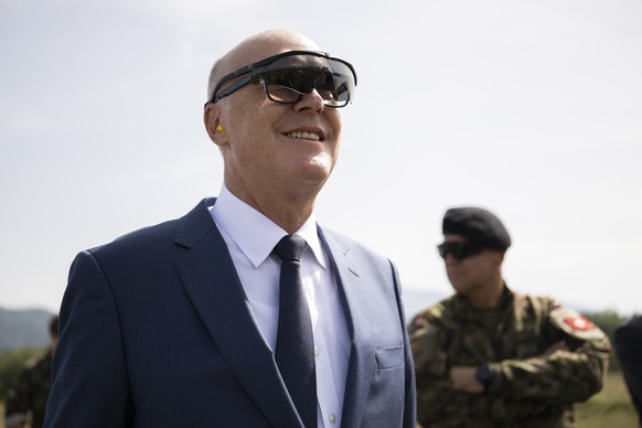 Bundesrat Martin Pfister, vorne, und Korpskommandant Benedikt Roos, Chef der Armee, verfolgen eine Drohnenvorfuehrung waehrend eines Medienanlasses zu Drohnen, Drohnenabwehr und Robotik fuer die Verte ...