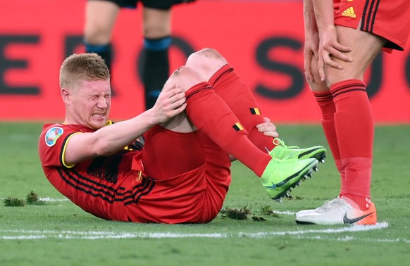 epa09306521 Kevin De Bruyne of Belgium reacts on the pitch during the UEFA EURO 2020 round of 16 soccer match between Belgium and Portugal in Seville, Spain, 27 June 2021. EPA/Lluis Gene / POOL (RESTR ...