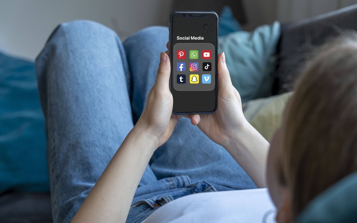 Symbolbild Social-Media-Nutzung von jungen Menschen, Kindern, junge Frau, per Smartphone.