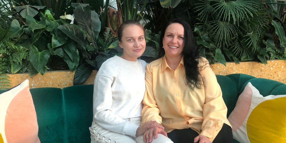 Vor einem Jahr mussten Anastasiia und ihre Mutter Olena ihre Heimat, die Ukraine, verlassen und sind in die Schweiz geflüchtet. Wie sie Zürich und die Schweizer Bevölkerung erleben und was sie sich fü ...