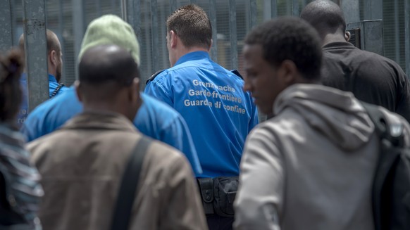 ZUR MELDUNG, DASS DIE ZAHL DER ASYLGESUCHE IN DEN VERGANGENEN MONATEN STARK ANGESTIEGEN SEI, STELLEN WIR IHNEN AM MONTAG, 20. JULI 0215, FOLGENDES ARCHIVBILD ZUR VERFUEGUNG - Ein Angehoeriger des Gren ...