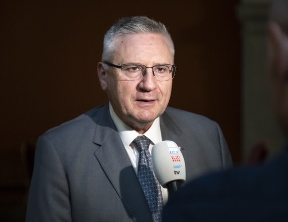 Nationalrat Andreas Glarner (SVP-AG), links, im Interview mit Matthias Steimer, Bundeshauskorrespondent von TeleZueri, rechts, vor seiner Anhoerung bei der Kommission fuer Rechtsfragen des Staenderats ...