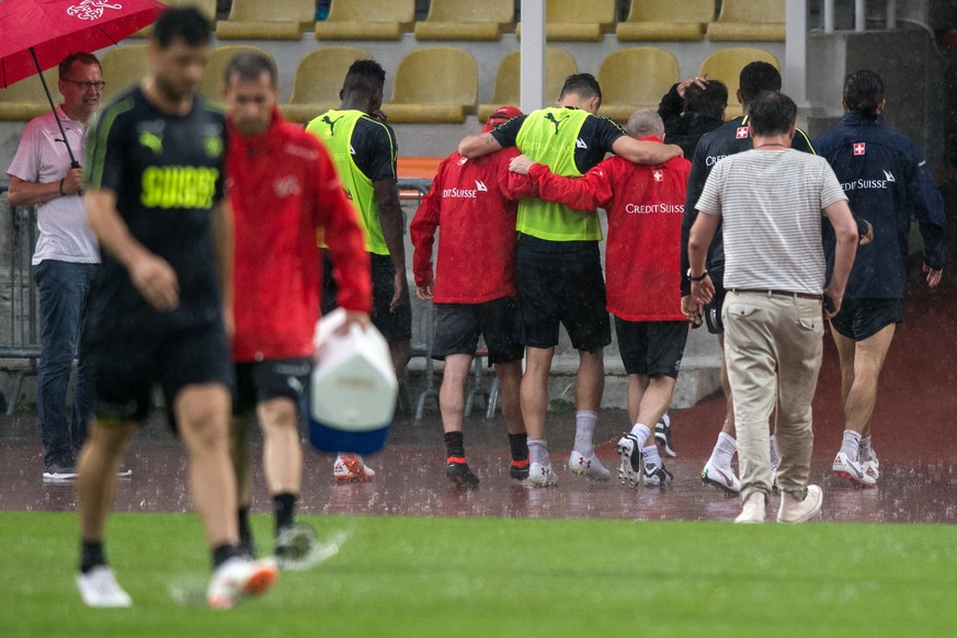 Swiss national team player Granit Xhaka, center, leaves the pitch injured during a training session in Lugano, Switzerland, Thursday, May 31, 2018. (KEYSTONE/Ti-Press/Gabriele Putzu)