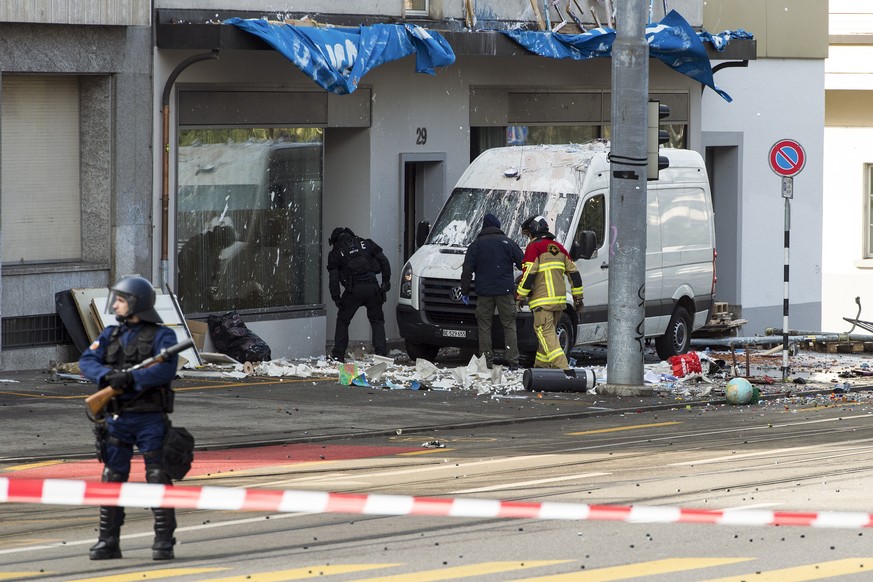 Das besetzte Haus an der Effingerstrasse wird von der Polizei belagert und soll anschliessend geraeumt werden am Mittwoch, 22. Februar 2017, in Bern. (KEYSTONE/Lukas Lehmann)