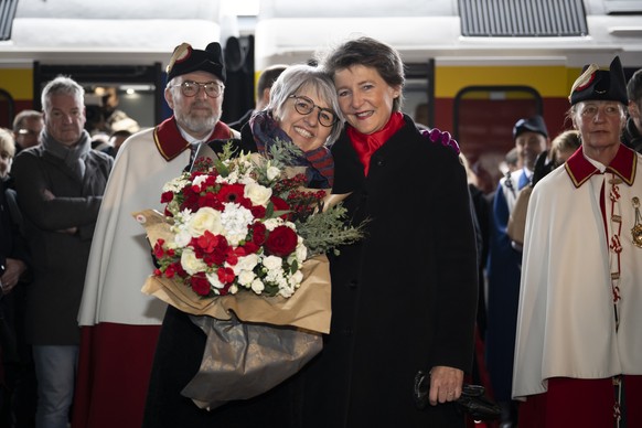 La nouvelle conseillere federale Elisabeth Baume-Schneider, a gauche, et la conseillere federale sortante Simonetta Sommaruga, a droite, prennent la pose pour les journalistes, a l&#039;occasion d&#03 ...