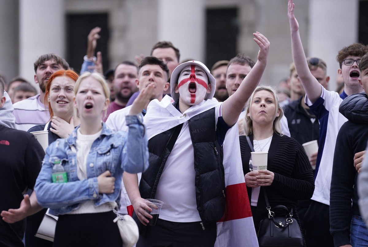Fans watching England v Slovakia - EUFA Euro 2024 England fans at Millennium Square in Leeds during a screening of the UEFA EURO, EM, Europameisterschaft,Fussball 2024, round of 16 match, between Engl ...