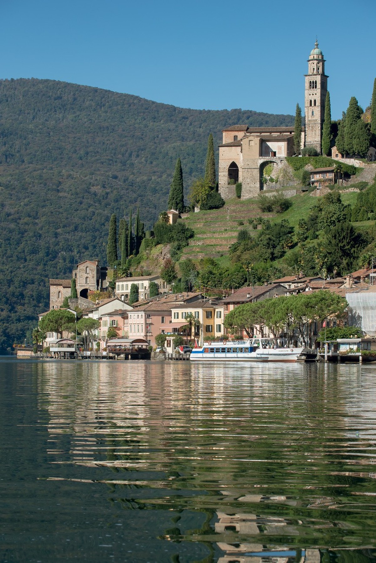 Morcote: il villaggio pi� bello della Svizzera. Nella foto del paesino di Morcote al passaggio del battello "Morcote". ..© Keystone / Ti-Press / Pablo Gianinazzi