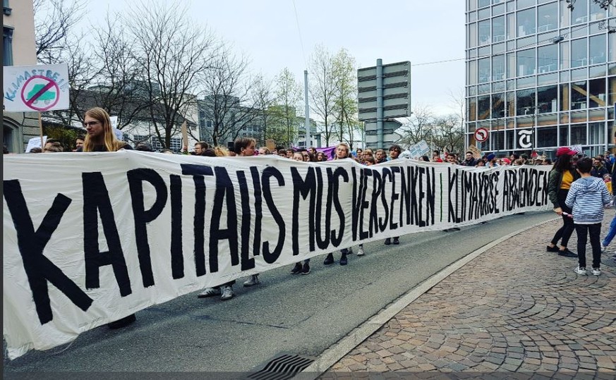 Plakat in Zürich: «Kapitalismus versenken, Klimakrise abwenden».