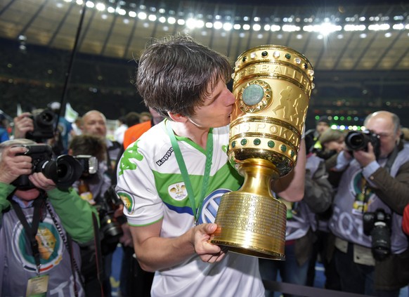 Da ist das Ding! Nach dem Final-Sieg gegen Dortmund knutscht Timm Klose den DFB-Pokal.